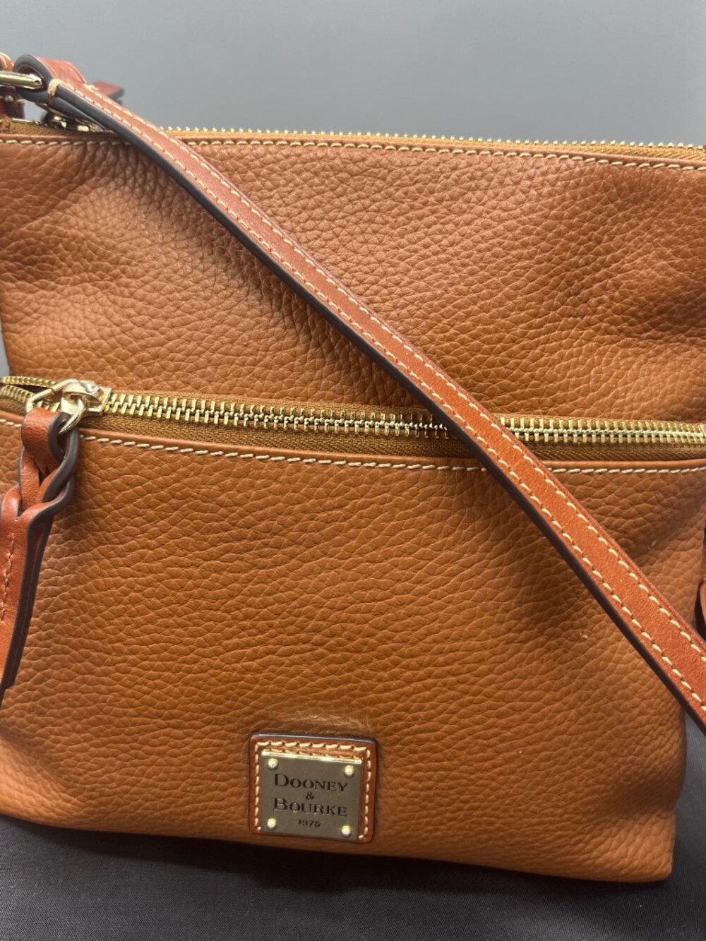 DOONEY BOURKE PEBBLE LEATHER SHOULDER BAG TAN BROWN W/GOLDTONE HARDWARE MEDIUM